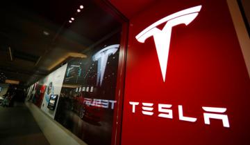 Αδύναμα κέρδη στο β' τρίμηνο για Tesla - Πτώση για τη μετοχή