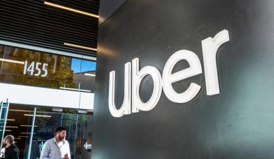 «Φτερά» στη μετοχή της Uber με την αποκάλυψη Άκμαν : Το καλύτερο διήμερο από το 2023