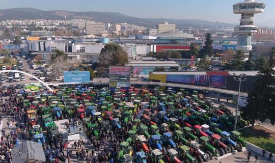 Θεσσαλονίκη: Συγκέντρωση αγροτών με εκατοντάδες τρακτέρ στη νότια πύλη της ΔΕΘ