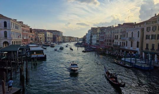 Η Βενετία απαγορεύει τα μεγάφωνα, νέοι περιορισμοί για τα τουριστικά γκρουπ