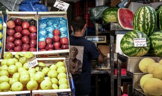 Αυξήσεις σε φρούτα και λαχανικά: Πώς επηρεάζονται τα ελληνικά νοικοκυριά