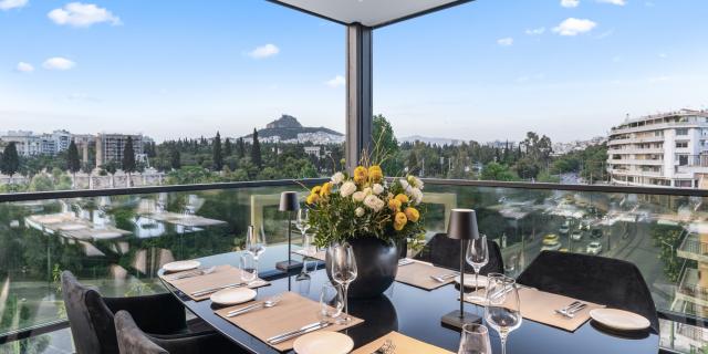 Pasithea Rooftop Bar Restaurant: Ένας ύμνος στη Μεσογειακή Κουζίνα με θέα στους Στύλους του Ολυμπίου Διός και την Ακρόπολη