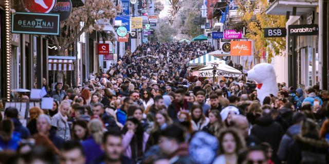 Με πόσους μισθούς αγοράζετε ένα σπίτι στην Ελλάδα