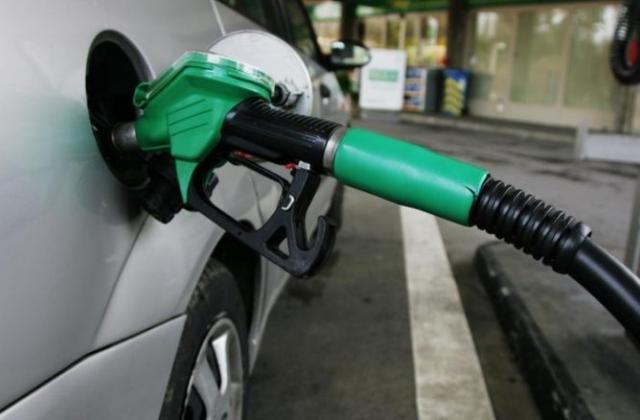 Η τιμή της βενζίνης ανεβάζει το«budget» των διακοπών – Μικρή άνοδο αναμένει η αγορά, τι συμβαίνει στα νησιά