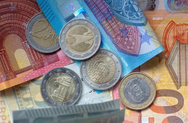 Ανοίγει με 700 εκατ. ευρώ ο «κουμπαράς» των παροχών και ελαφρύνσεων για το 2027