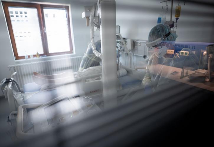 Κορονοϊός: Παραμένουν πάνω από 1.000 οι νοσηλευόμενοι ασθενείς – Φόβοι για «διπλοεπιδημία»