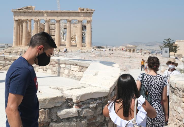 Guardian: Ο τουρισμός στην Ελλάδα ανακάμπτει, μετά την πανδημία και παρά τη σκιά του πολέμου