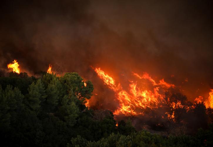 Μεγάλη πυρκαγιά στη Βαρυμπόμπη - Καίγονται σπίτια - Κινητοποίηση του στρατού