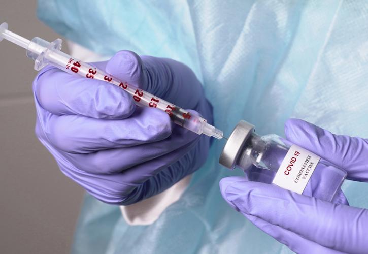 Οι πλήρως εμβολιασμένοι έχουν μικρότερες πιθανότητες να μεταδώσουν τον κορονοϊό σε άλλους