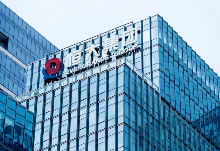 Η κινεζική Evergrande «πάγωσε» τις πληρωμές τόκων σε 2 τράπεζες