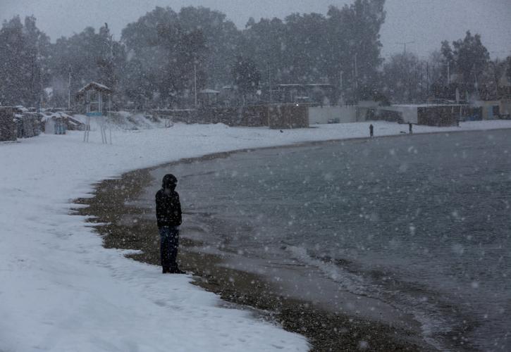 Με φορτηγά απομακρύνουν πλέον το χιόνι στον δήμο Αλίμου