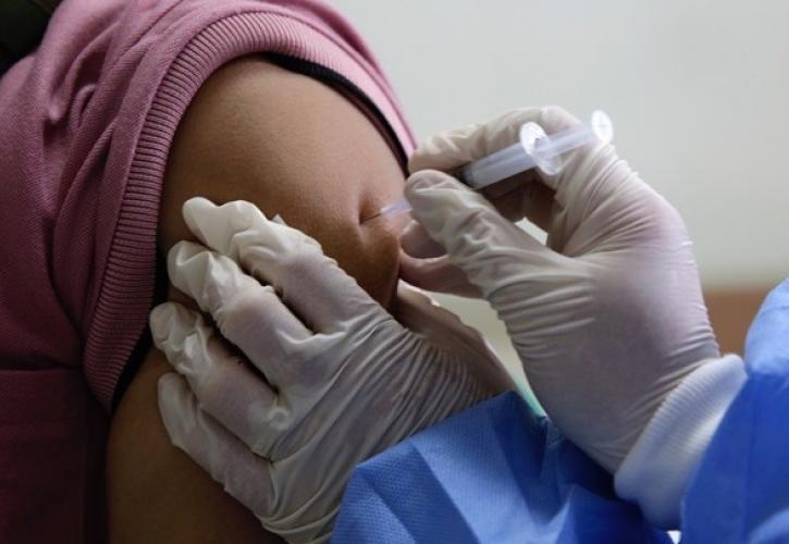 Κορονοϊός: Αντίθετοι οι γιατροί με τους εμβολιασμούς στα φαρμακεία