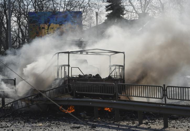 Το Κίεβο κατηγορεί τη Ρωσία ότι χρησιμοποιεί βόμβες διασποράς και θερμοβαρικές βόμβες