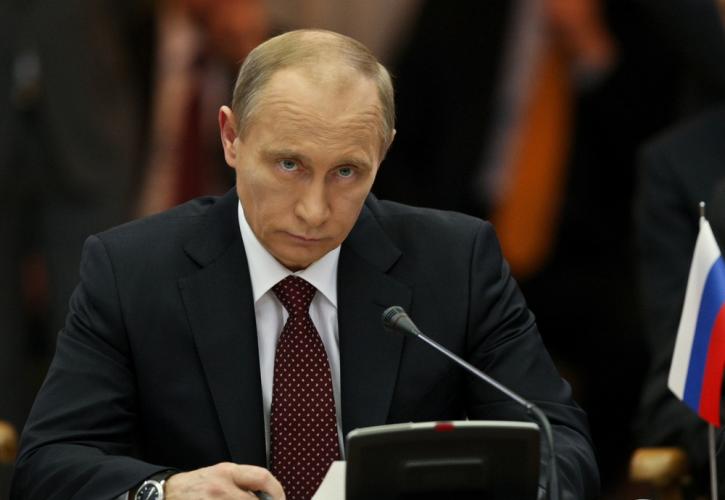 Bloomberg: Ο Πούτιν πιέζει κρατικές εταιρείες και βιομηχανίες για περισσότερα μετρητά