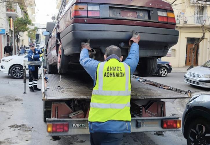 Επιχείρηση μεγάλης κλίμακας για την απομάκρυνση οχημάτων από τους δρόμους της Αθήνας