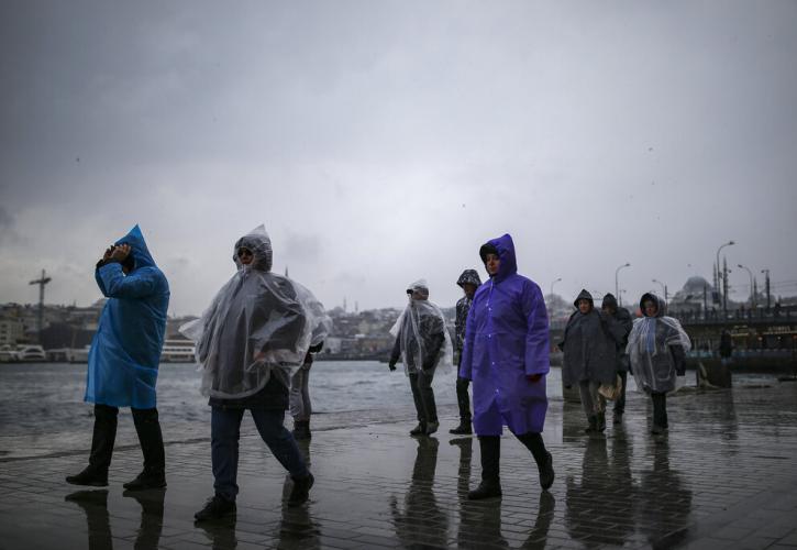 Σφοδρές χιονοπτώσεις παρέλυσαν την Κωνσταντινούπολη