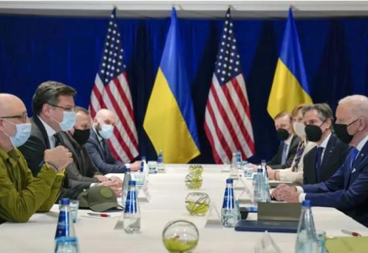 Μπάιντεν: Συναντήθηκε με δύο Ουκρανούς υπουργούς στη Βαρσοβία