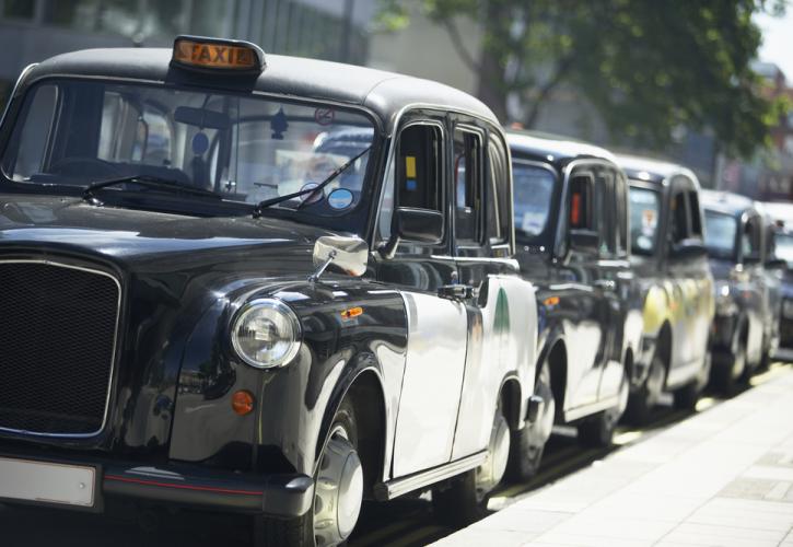 Λονδρέζικα μαύρα ταξί έκαναν κομβόι έως την Πολωνία για να βοηθήσουν Ουκρανούς πρόσφυγες