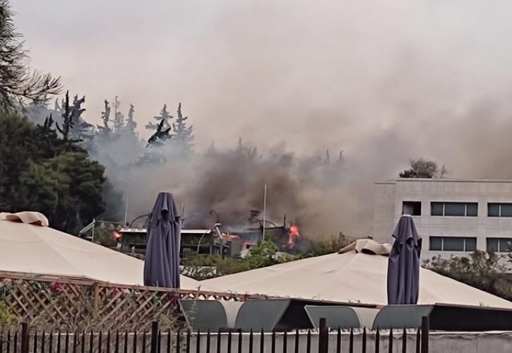 Πυρκαγιά στο εστιατόριο Skyfall στο Μετς - Επιχειρούν πυροσβέστες