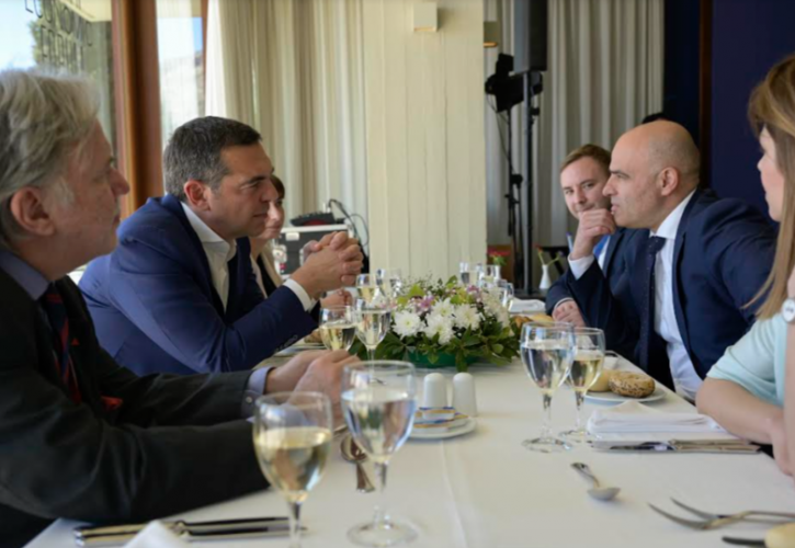 Συνάντηση Τσίπρα με τον πρωθυπουργό της Β. Μακεδονίας - Νέα έμφαση στη Συμφωνία των Πρεσπών