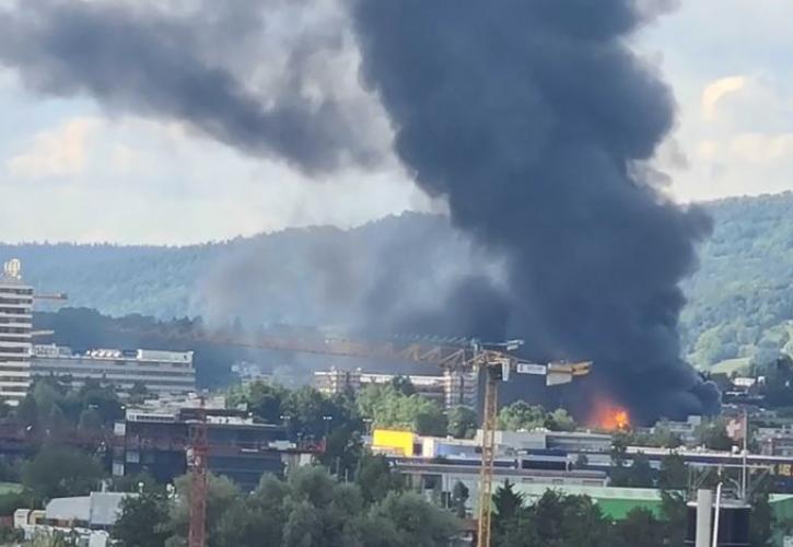 Ελβετία: Μεγάλη φωτιά ξέσπασε σε βιομηχανικό κτίριο έξω από τη Ζυρίχη