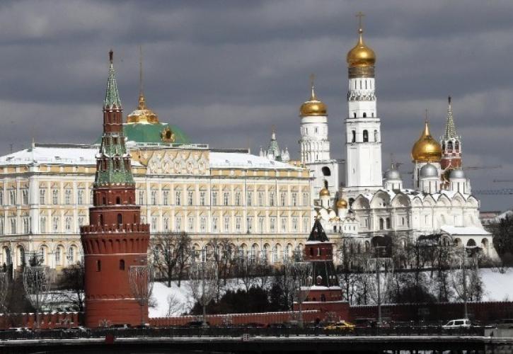 Ρωσία: «Ελπίζει» ότι το αμερικανικό Κογκρέσο θα μπλοκάρει τη βοήθεια προς την Ουκρανία