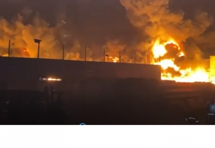 Πυρκαγιά σε εργοστάσιο με πλαστικά στον Ασπρόπυργο - Αποπνικτική ατμόσφαιρα στην περιοχή