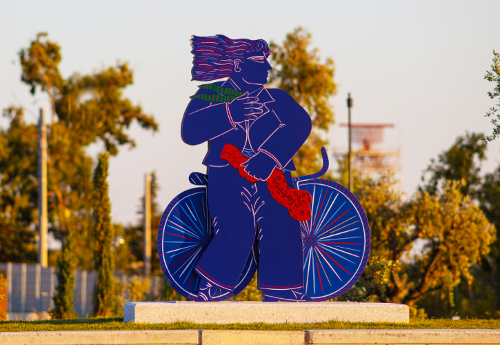 The Ellinikon Experience Park: Το επιβλητικό γλυπτό «Ποδηλάτης» βασισμένο στο έργο του Αλέκου Φασιανού