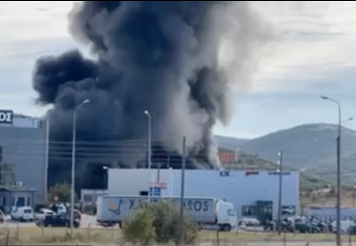 Μεγάλη πυρκαγιά σε αποθήκη με ηλεκτρολογικά στο Ωραιόκαστρο