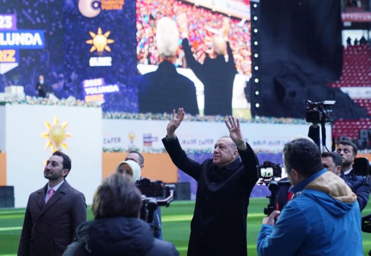 Ερντογάν: Προεκλογική φιέστα με ερωτικό τραγούδι από τους οπαδούς του