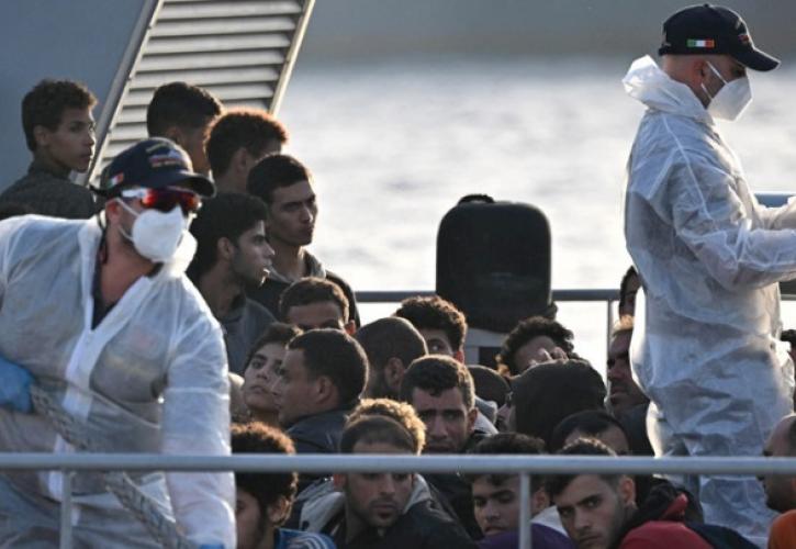 Ιταλία: Επέτρεψε να προσεγγίσει στο λιμάνι της Κατάνης πλοίο που μεταφέρει διασωθέντες μετανάστες
