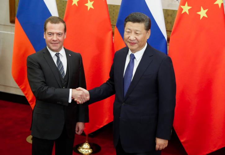 Για τη σύγκρουση στην Ουκρανία συζήτησαν ο Ρώσος πρώην πρόεδρος Μεντβέντεφ με τον Κινέζο πρόεδρο Σι