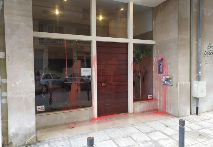 Θεσσαλονίκη: Άγνωστοι πέταξαν μπογιές το σπίτι του βουλευτή Στράτου Σιμόπουλου