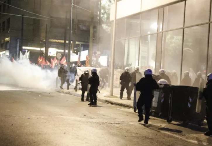 Δακρυγόνα και ένταση έξω από τα γραφεία της Hellenic Train σε συγκέντρωση διαμαρτυρίας