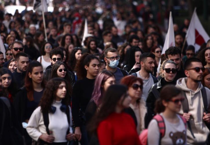 Στα γραφεία της Hellenic Train η πορεία μαθητών και φοιτητών για την τραγωδία στα Τέμπη