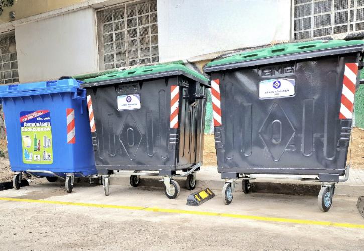 Δήμος Αθηναίων: Τι είναι οι κίτρινοι «σηματοδότες» που τοποθετούνται γύρω από τους κάδους απορριμμάτων