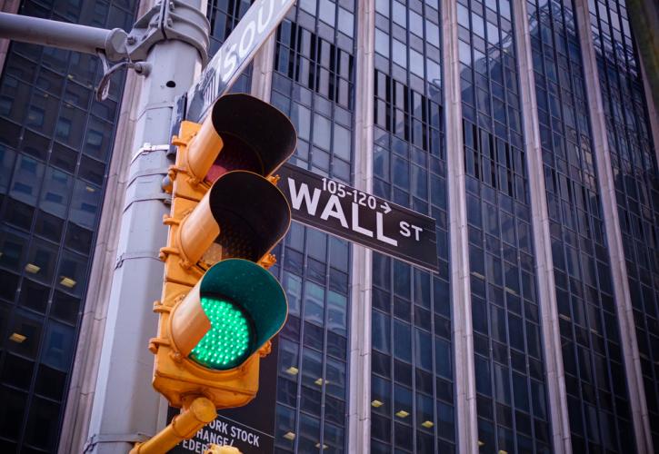 Στα «πράσινα» η Wall Street με ρεκόρ για τον S&P 500 - Ράλι 9% για την Tesla