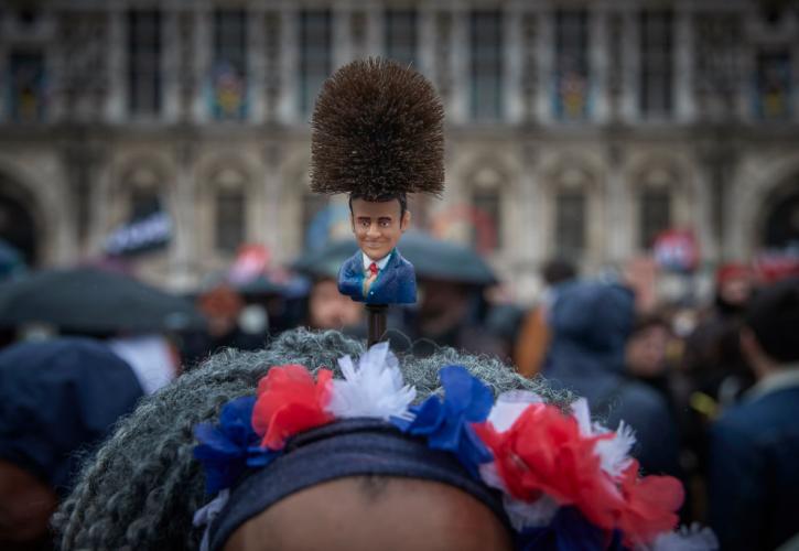 Γαλλία: Διαδηλωτές υποδέχτηκαν τον πρόεδρο Μακρόν χτυπώντας κατσαρόλες
