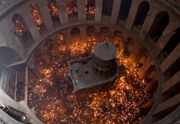 Με λαμπρότητα η τελετή Αφής του Αγίου Φωτός στα Ιεροσόλυμα