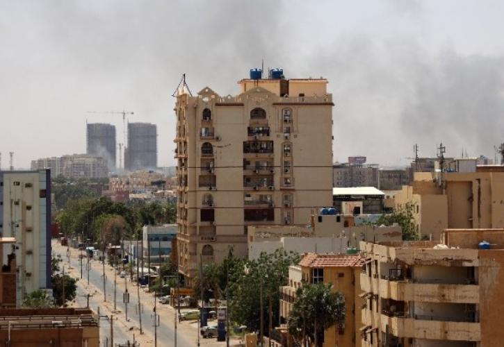 «Δεν τολμάνε να ανοίξουν παράθυρο – Θα αρχίσουν πυροβολισμοί»: 5η ημέρα χάους στο Σουδάν