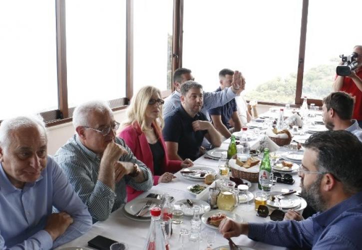 Ανδρουλάκης: Με τσικουδιά και μαντινάδες, το γεύμα σε δημοσιογράφους και στελέχη του ΠΑΣΟΚ-ΚΙΝΑΛ
