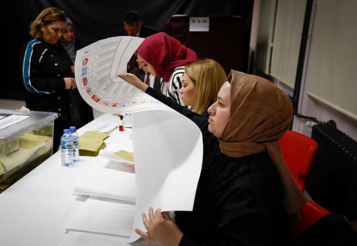 Τουρκία: Προβάδισμα για το AKP του Ερντογάν στις βουλευτικές εκλογές 