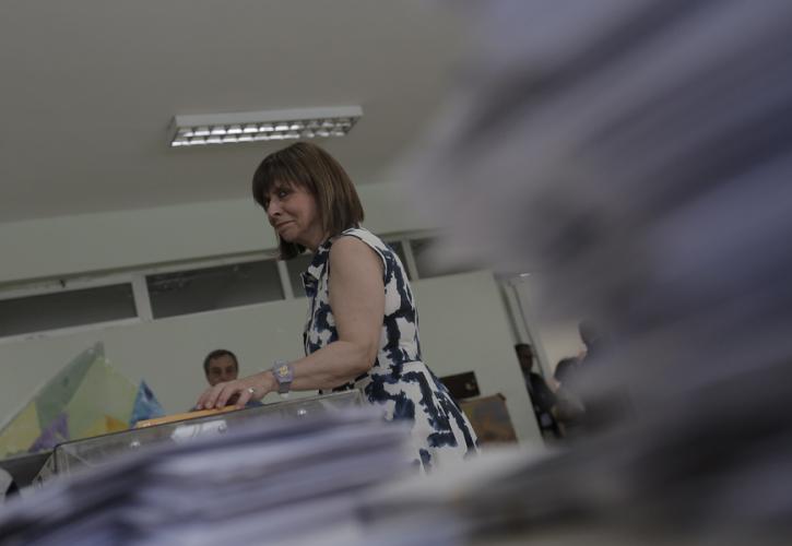 H Κατερίνα Σακελλαροπούλου ψήφισε στο 44ο δημοτικό σχολείο Αθηνών