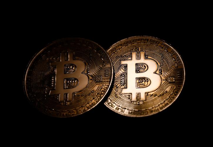 «Βουτιά» άνω του 3% για το Bitcoin, με φόντο Fed και Binance