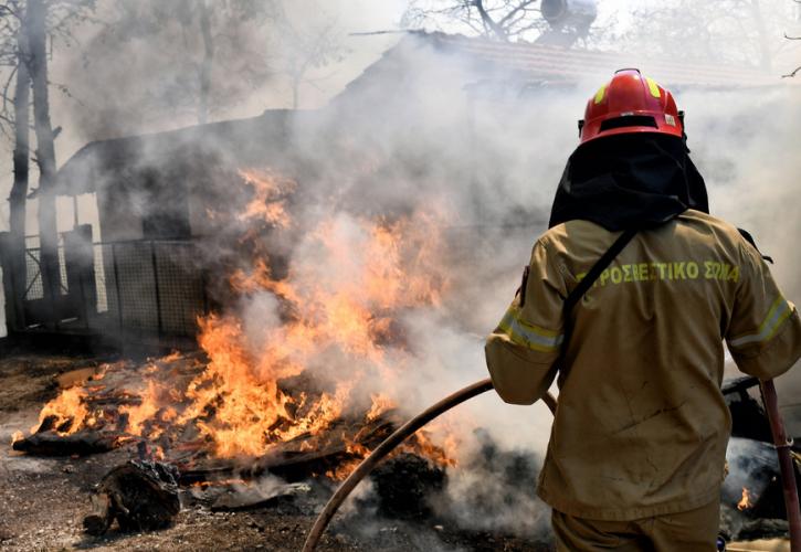 Δήμαρχος Λουτρακίου: Απειλούνται κατοικημένες περιοχές, η φωτιά κινείται προς την Εθνική Αθηνών–Κορίνθου