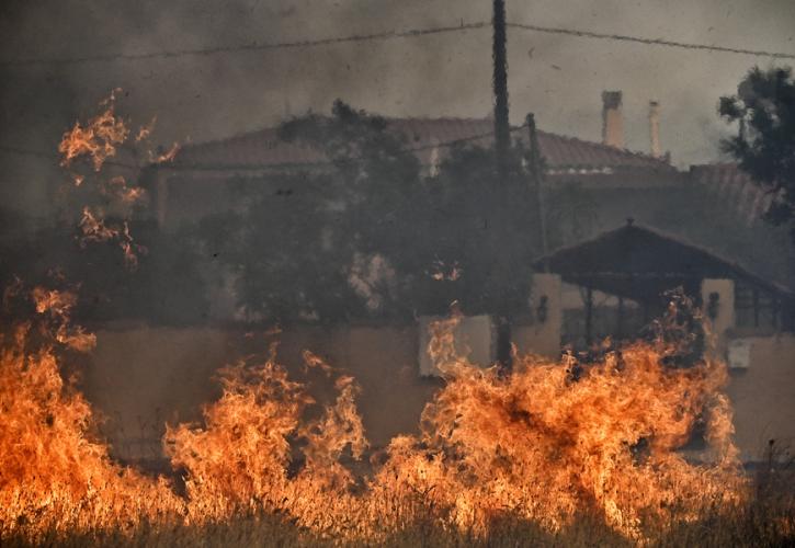 Δύσκολη η μάχη με τις αναζωπυρώσεις στα Δερβενοχώρια: Προς Οινόη και Μαγούλα το πύρινο μέτωπο