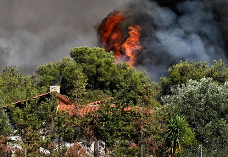 Φωτιά στο Λουτράκι: Εκκενώνονται οι οικισμοί Άγιος Χαράλαμπος και Πανόραμα