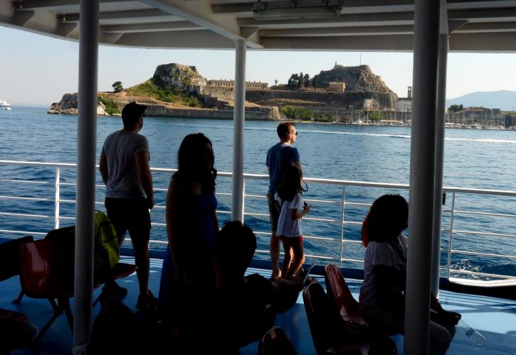 Handelsblatt: Επιμηκύνεται η τουριστική περίοδος στην Ελλάδα