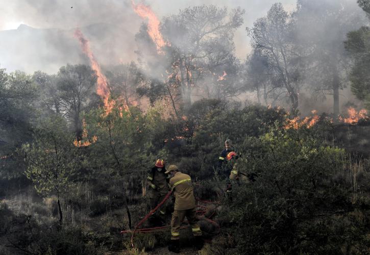 Πυρκαγιά στη περιοχή Καλλιθέα στο Λουτράκι - Εκκενώνονται κατασκηνώσεις