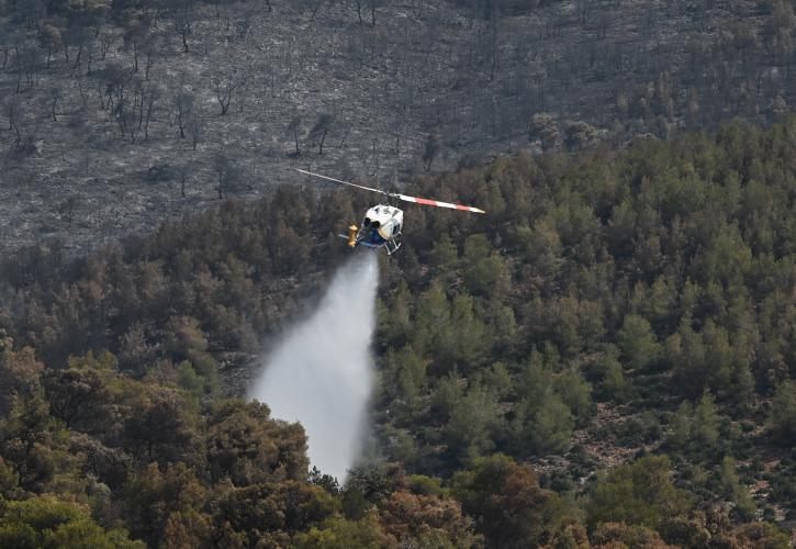 Πυρκαγιές: Παραμένει δύσκολη η μάχη με τις φλόγες στη Ρόδο - Η εικόνα στα άλλα μέτωπα